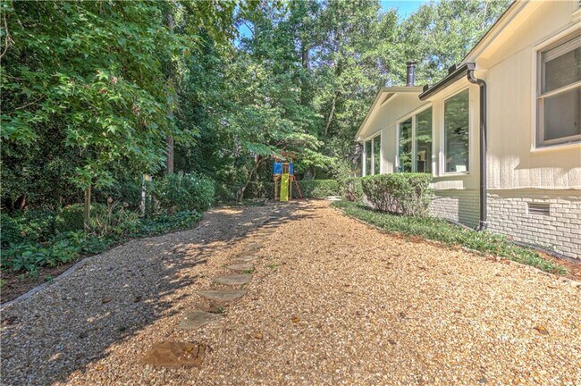Building Photo - 1837 Chancery Ln