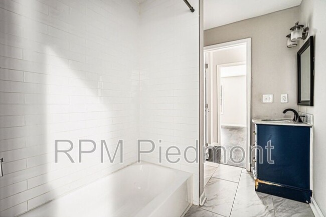 Building Photo - 1343 Lynford Dr SW