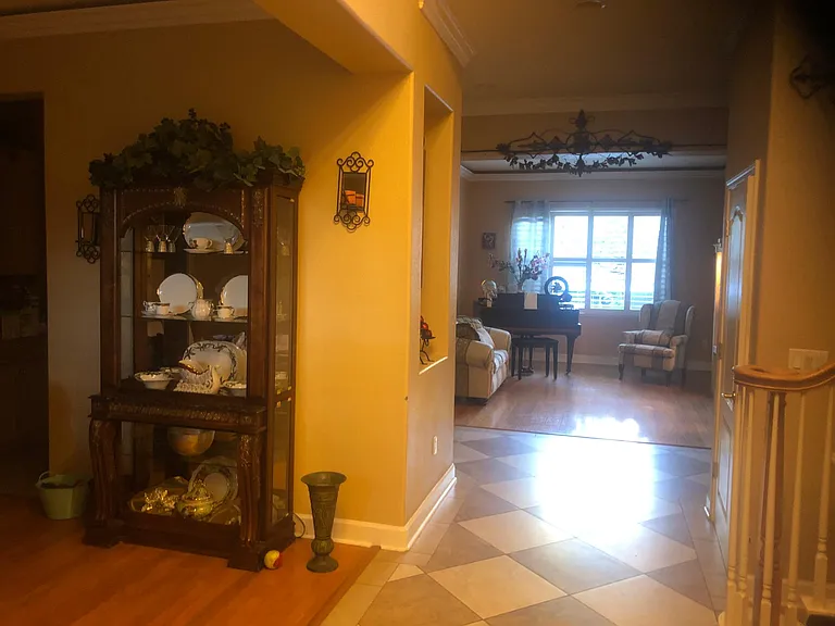 Building Photo - 4783 Village Green Dr