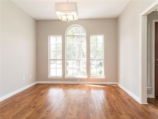 Building Photo - Gorgeous 3 bedroom, 2 story home!