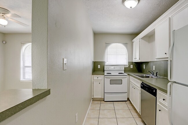 Building Photo - 320 6th St
