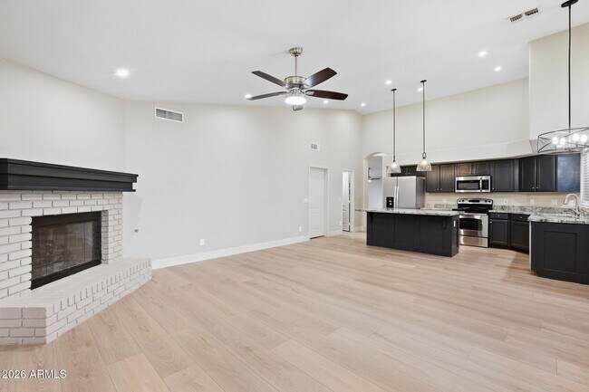 Building Photo - 9941 W Tonopah Dr