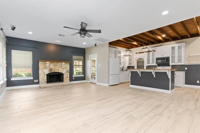 Building Photo - 10101 Twin Lake Loop