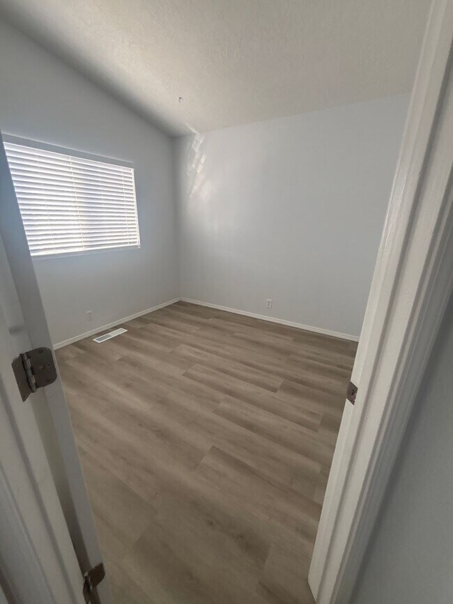 Building Photo - 5 Bedroom House