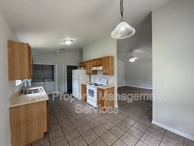 Building Photo - 324 Lena St
