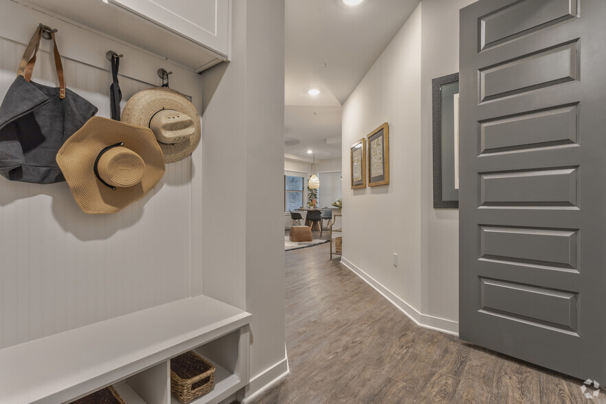 2BR, 2BA - 1217 SF B6 - Entry - The Gabriella