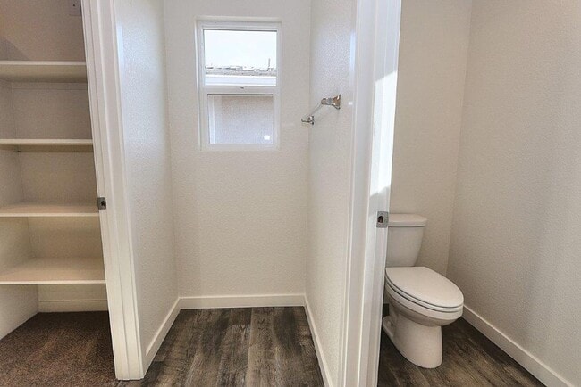 Building Photo - Beautiful Lincoln Home Available in May!