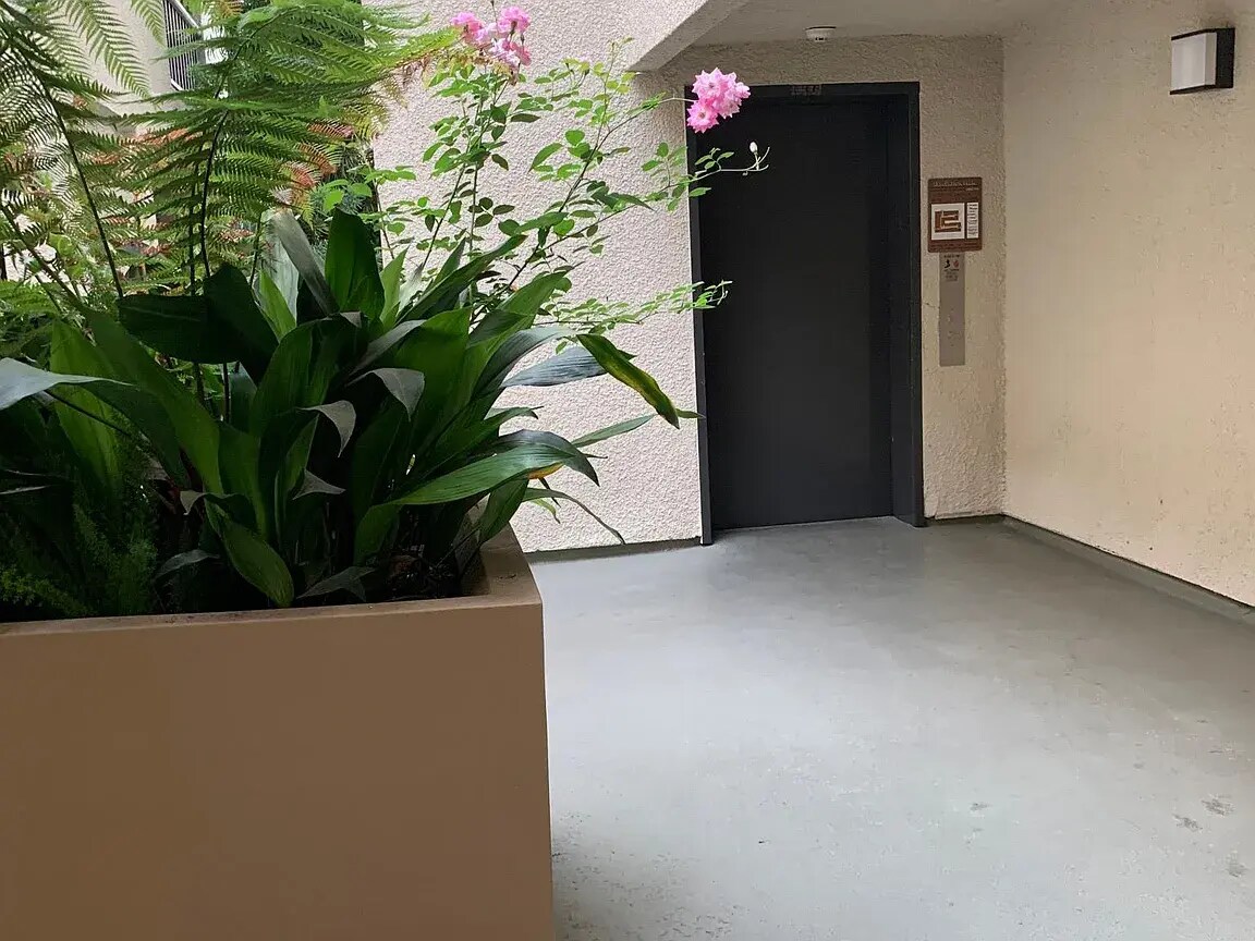 Building Photo - 5515 Canoga Ave