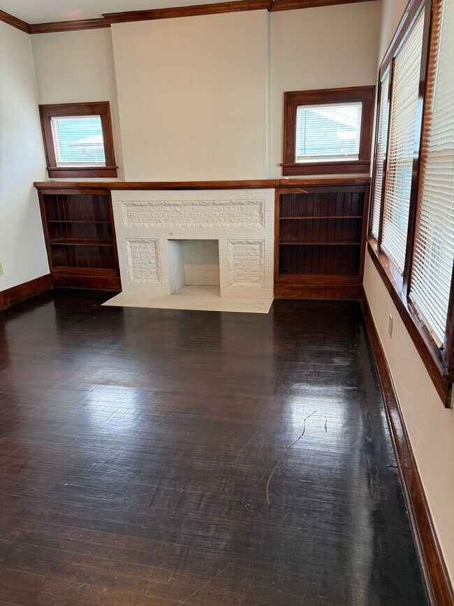 Building Photo - Spacious 3 Bed Near Downtown & OU Health + W/D Included & Driveway Parking