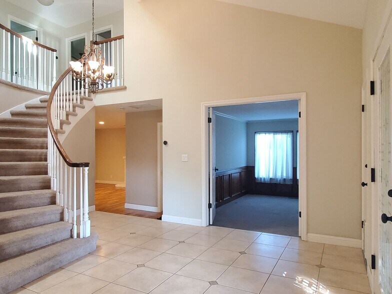 Building Photo - 16745 Spring Hill Ct