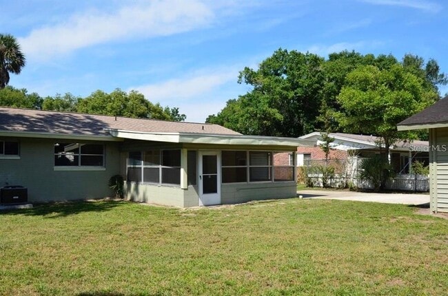 Building Photo - 615 Sarita St