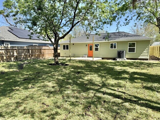 Building Photo - 2110 Garvey Dr