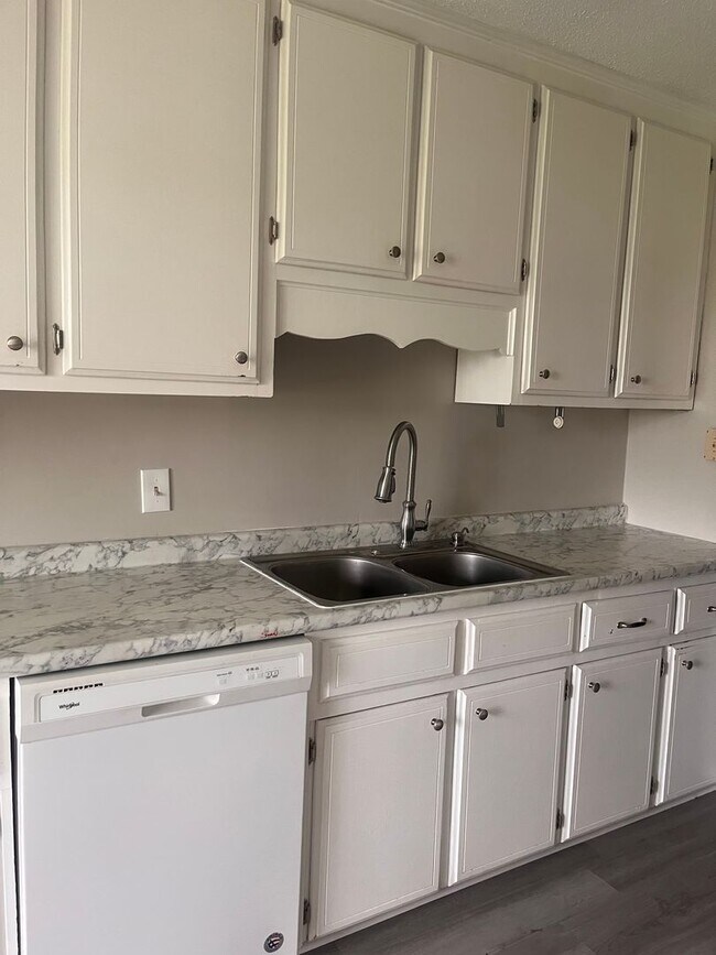 Building Photo - 5351 Golf Dr