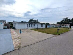 Building Photo - Fresh paint throughout this 3/2/1 1400 Sq....
