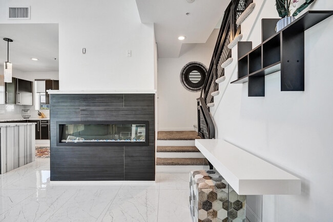 Building Photo - 365 SE 6th Ave