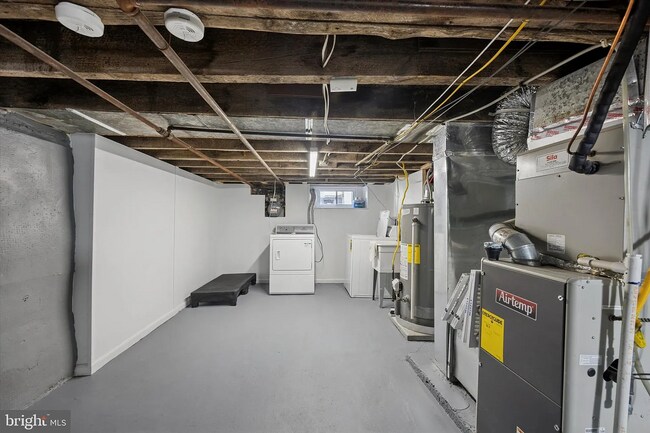 Building Photo - Modern 3-Bedroom Rowhome with Backyard Pat...