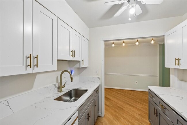 Building Photo - Bright & Stylish 2BR/1BA Condo in Sought-After Sumner Court in Bethesda
