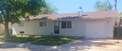 Building Photo - Three Bedroom w/ Fireplace and large back ...