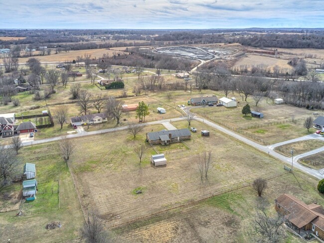 Building Photo - Beautiful 3 bedroom home in the heart of Coweta!