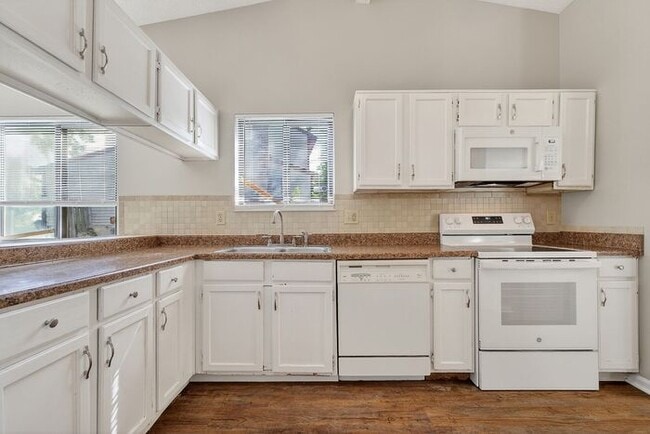 Building Photo - Beautifully Home with Large Backyard & 2-Car Garage in York Subdivision