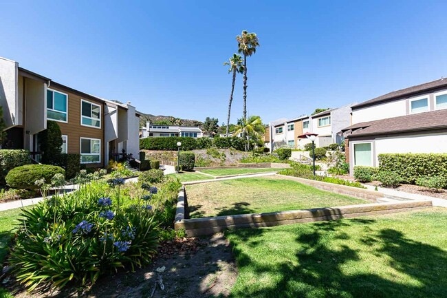 Building Photo - **LOOK NO FURTHER 3 BEDROOM TOWNHOME W/LAU...