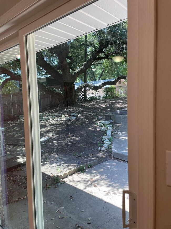 Building Photo - Application Received | Updated Single-Story 3 Bed, 2 Bath | Big Yard | Pet Restrictions