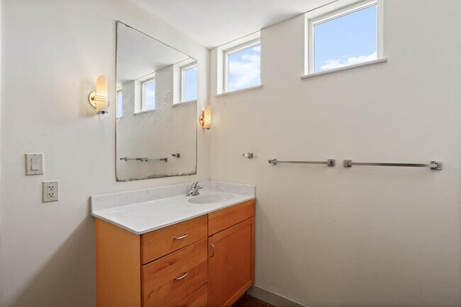 Building Photo - 711 W 26th St