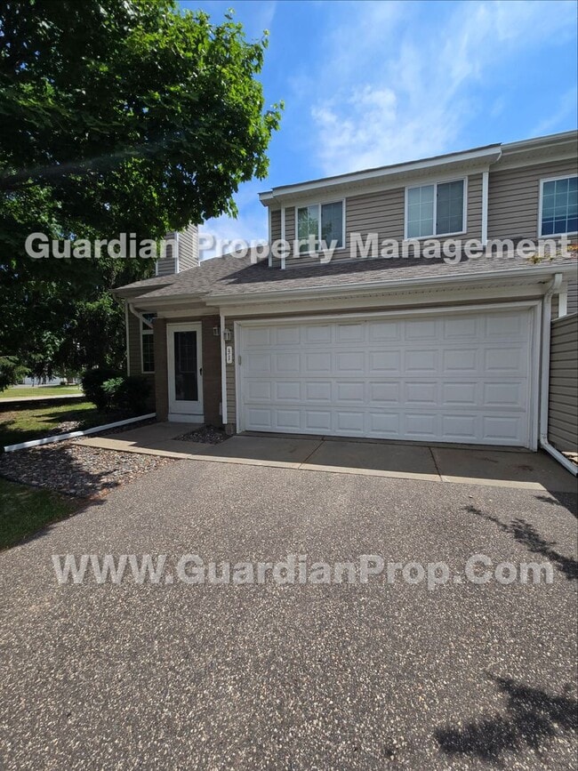 Building Photo - Plymouth Town Home, loft and private patio, master walk-in closet, Available Now!