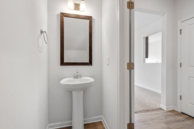 Building Photo - Lovely 3 BR, 2.5 BA Townhome, Centrally lo...
