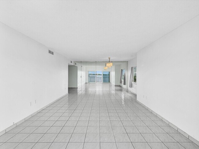 Building Photo - 500 Bayview Dr