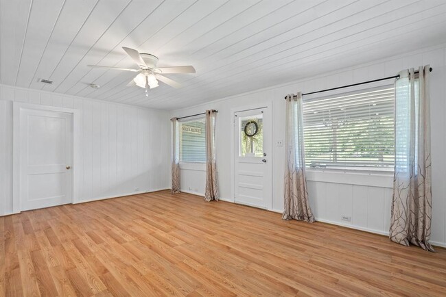 Building Photo - 1671 E Pine Lake Cir