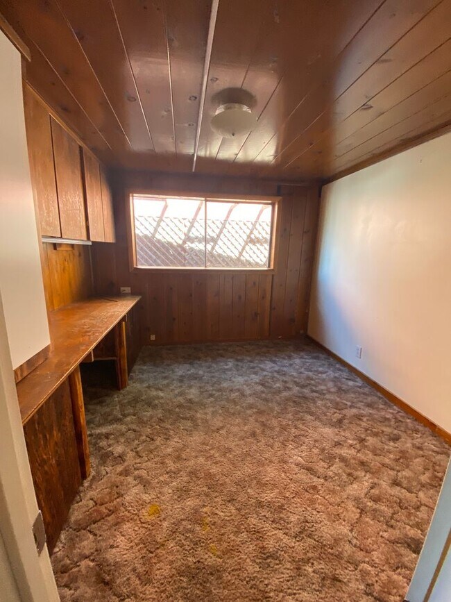 Building Photo - 3 Bedroom, 2 Bathroom Home