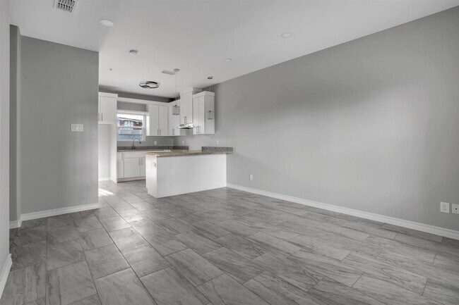 Building Photo - 2707 Sanders Ave