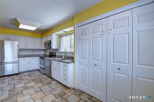 Building Photo - 334 Conestoga Way
