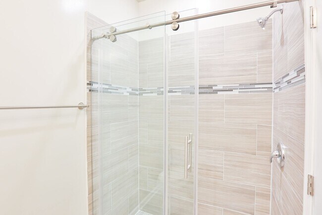 Building Photo - Gorgeous 2Bed/1bath in Logan Square! Condo Quality! In-Unit Laundry! Central Air! Stainless Steel!