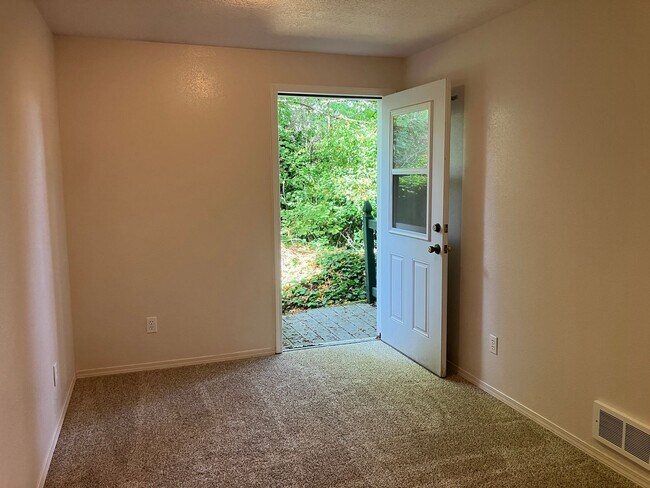 Building Photo - 3096 Deering Dr NW