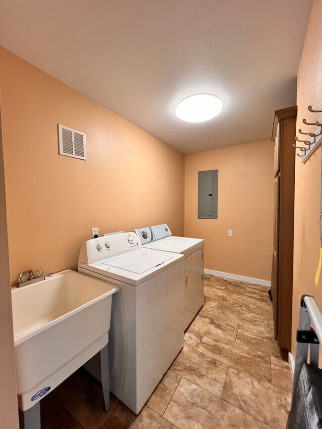 Building Photo - 98382 Sitkum Ln