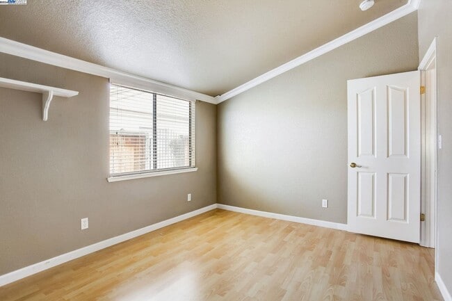 Building Photo - GREAT END UNIT, IMMACULATE SINGLE STORY, WITH LAMINATE FLOORING THROUGH OUT... 2 BEDS/1.5 BATH