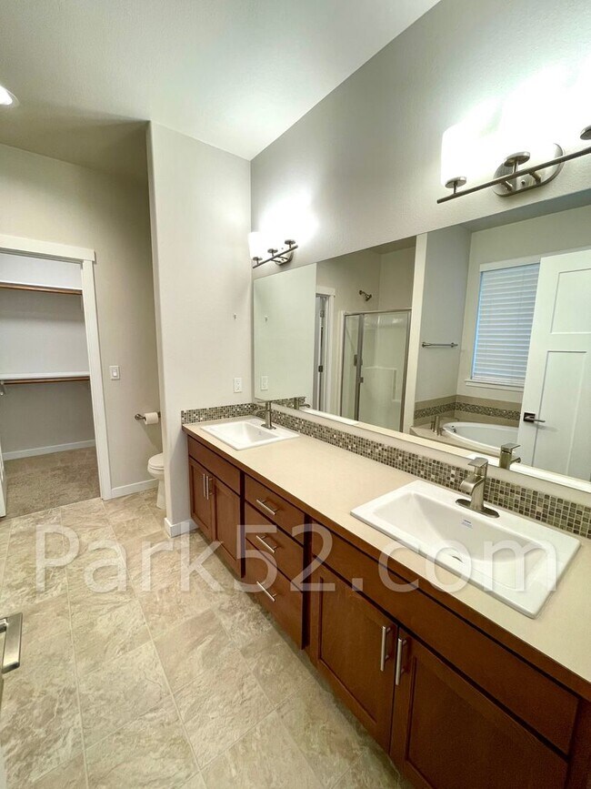 Building Photo - $500 Off First Full Month! 4 Bedroom Singl...