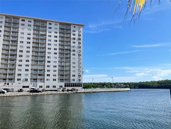 Building Photo - 400 Kings Point Dr