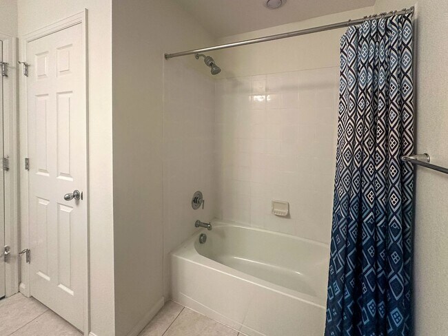 Building Photo - East Facing 3bd 2.5ba paired home in Senderos Creek!