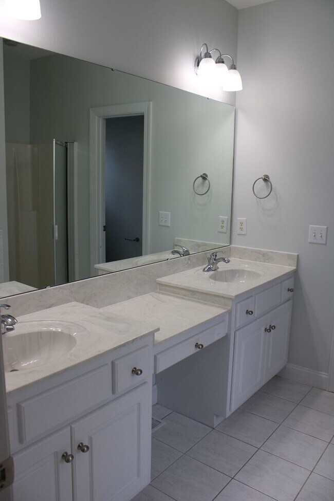 Building Photo - 3705 Warwick Pl
