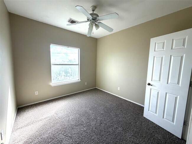 Building Photo - 1512 S Medina St