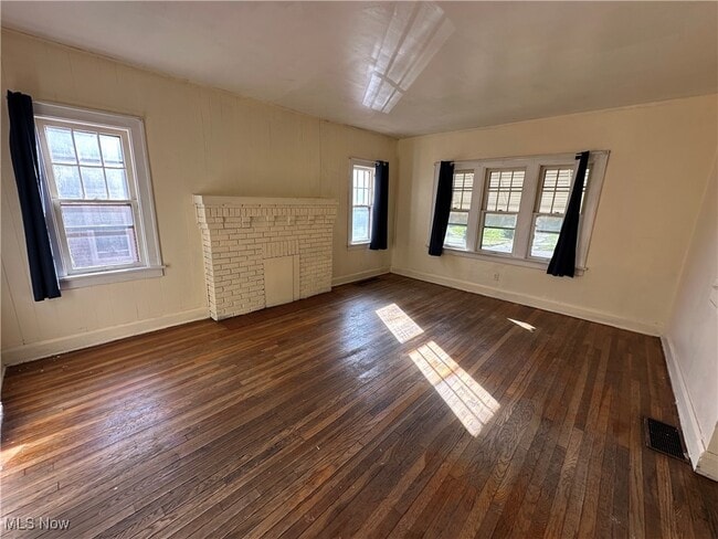 Building Photo - 160 Roslyn Dr