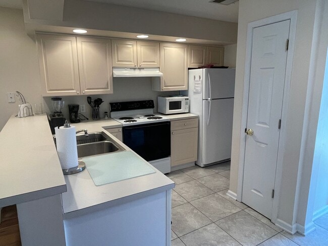 Building Photo - Four-month rental - Furnished Two Bedroom Condo at Eastport on Waterway!