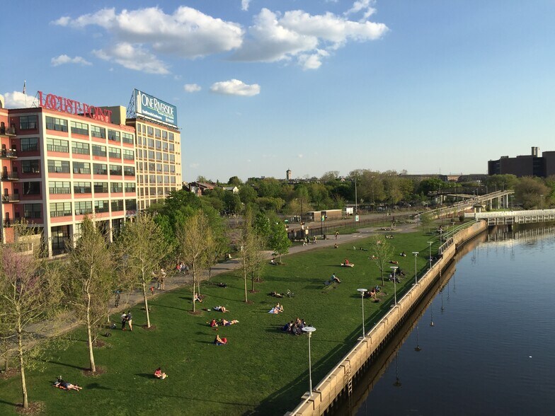 River location - 2429 Locust St