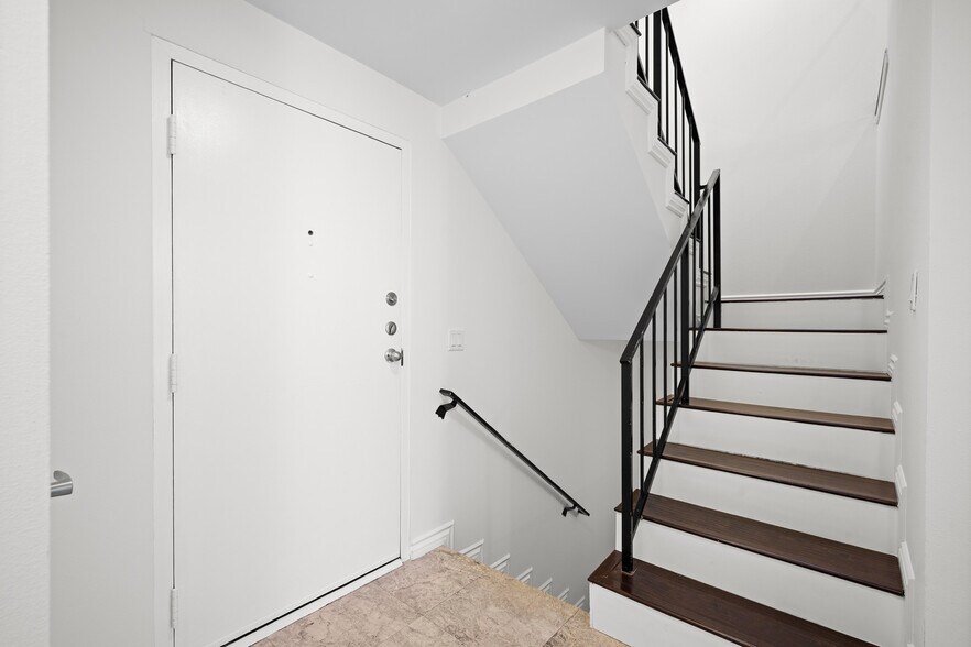 Building Photo - 323 N Jackson St