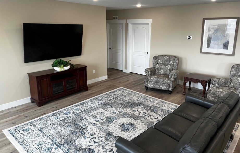 TV/Reading chairs - 1813 W Olympus Dr