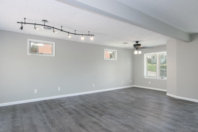 Building Photo - 690 North Dr