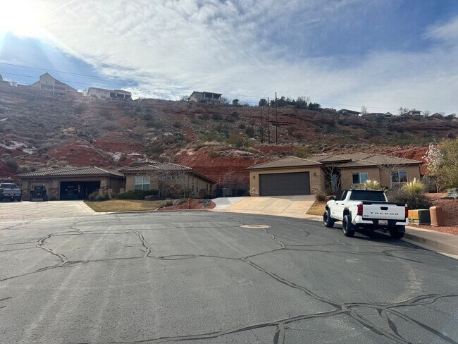 Building Photo - Short Term Fully Furnished Rental! Available May 1st - October 31st!